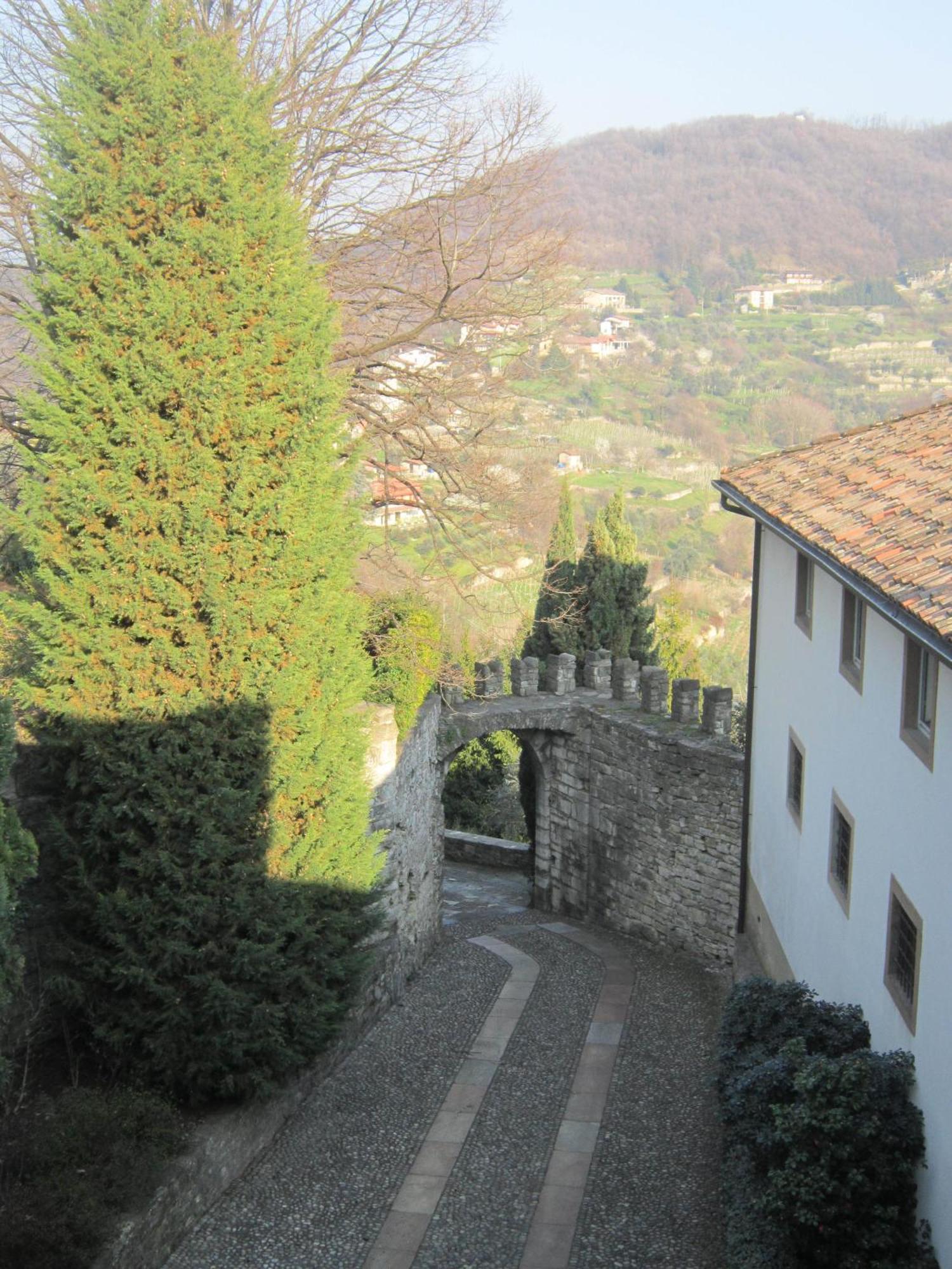 Hotel Castello degli Angeli Carobbio degli Angeli Camera foto